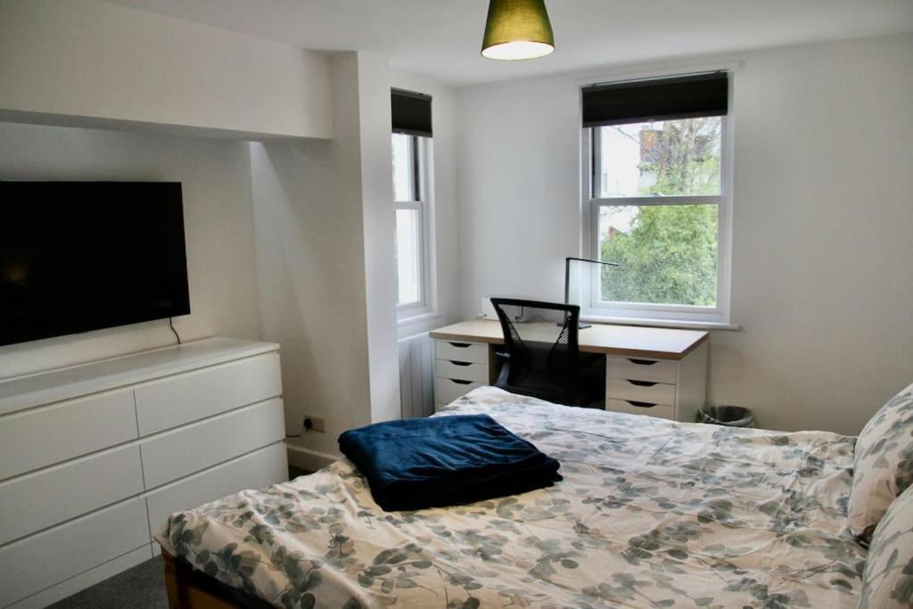 Vernon Place Town Centre, Vernon Cottage 3-Bed With Parking, 1A Vernon Court 2-Bed With Parking, 1B Studio No Parking, Off The High Street Next To Sandford Park Cheltenham Esterno foto