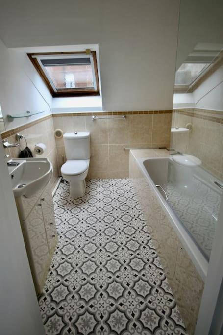 Vernon Place Town Centre, Vernon Cottage 3-Bed With Parking, 1A Vernon Court 2-Bed With Parking, 1B Studio No Parking, Off The High Street Next To Sandford Park Cheltenham Esterno foto