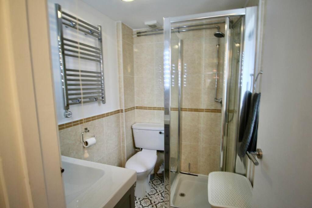Vernon Place Town Centre, Vernon Cottage 3-Bed With Parking, 1A Vernon Court 2-Bed With Parking, 1B Studio No Parking, Off The High Street Next To Sandford Park Cheltenham Esterno foto
