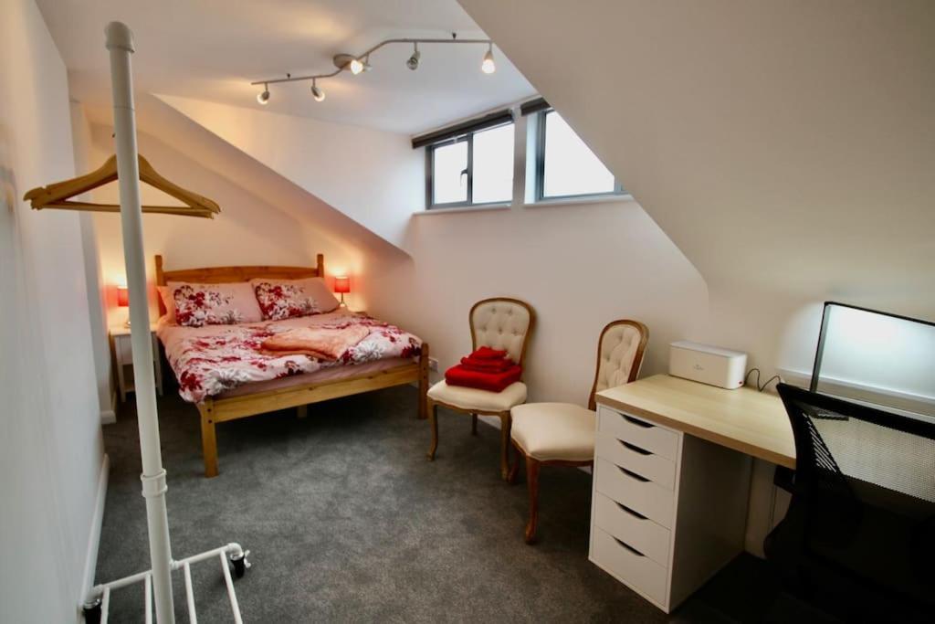 Vernon Place Town Centre, Vernon Cottage 3-Bed With Parking, 1A Vernon Court 2-Bed With Parking, 1B Studio No Parking, Off The High Street Next To Sandford Park Cheltenham Esterno foto