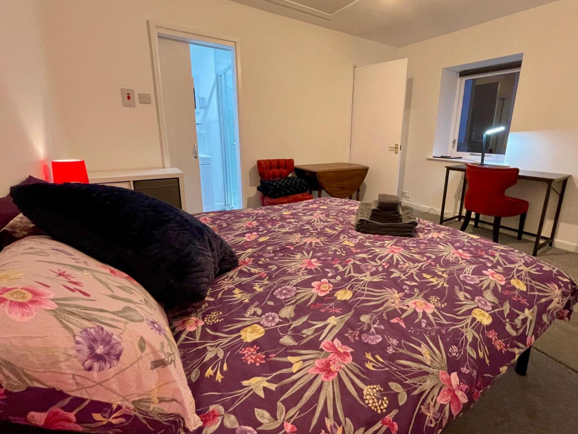 Vernon Place Town Centre, Vernon Cottage 3-Bed With Parking, 1A Vernon Court 2-Bed With Parking, 1B Studio No Parking, Off The High Street Next To Sandford Park Cheltenham Esterno foto
