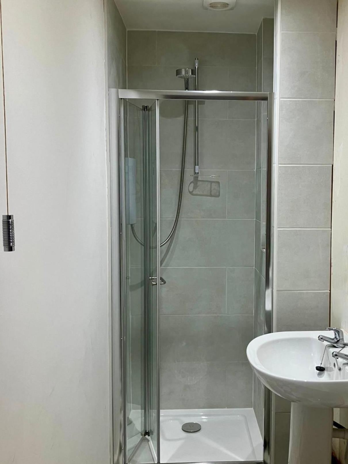 Vernon Place Town Centre, Vernon Cottage 3-Bed With Parking, 1A Vernon Court 2-Bed With Parking, 1B Studio No Parking, Off The High Street Next To Sandford Park Cheltenham Esterno foto