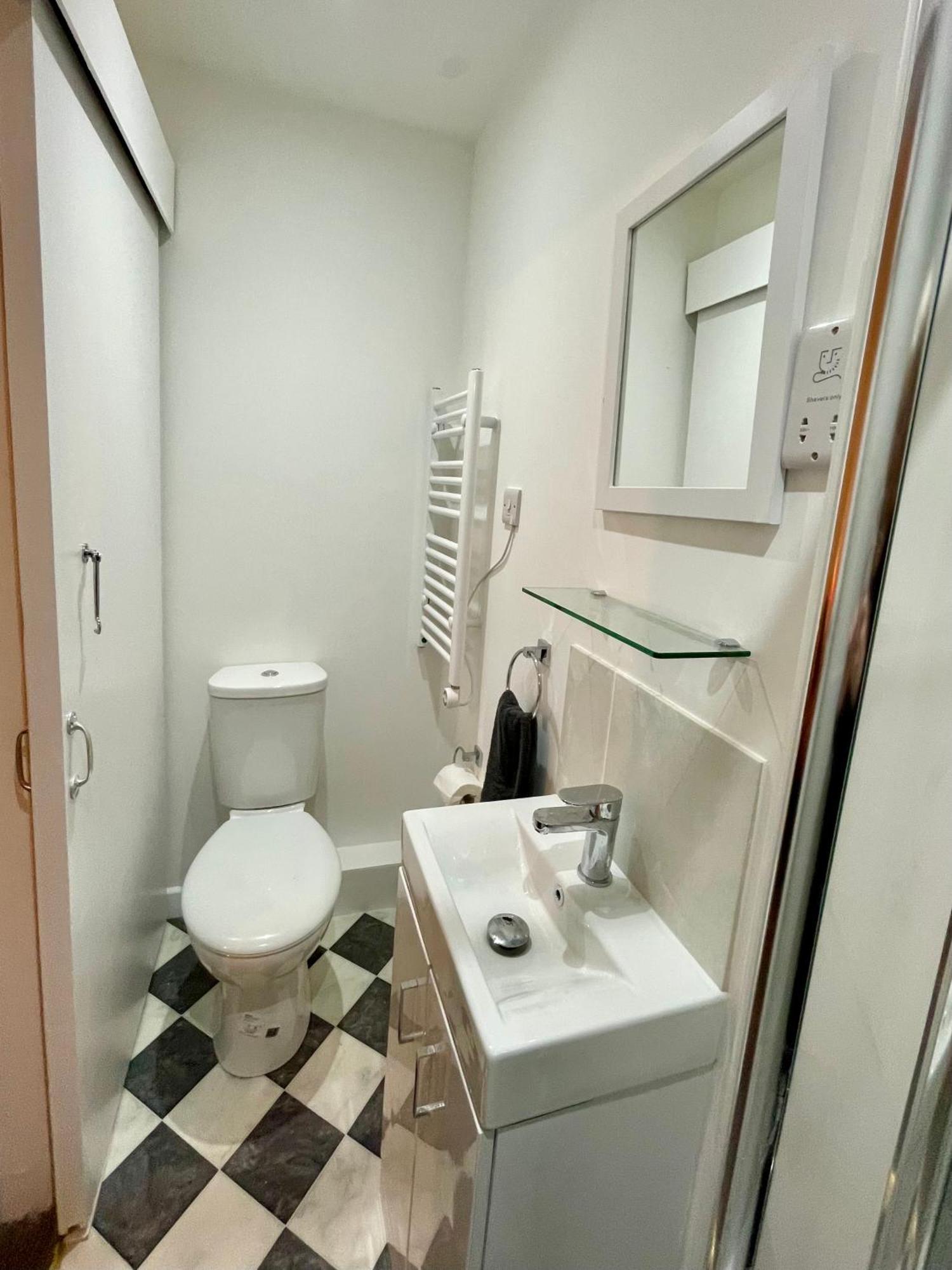 Vernon Place Town Centre, Vernon Cottage 3-Bed With Parking, 1A Vernon Court 2-Bed With Parking, 1B Studio No Parking, Off The High Street Next To Sandford Park Cheltenham Esterno foto