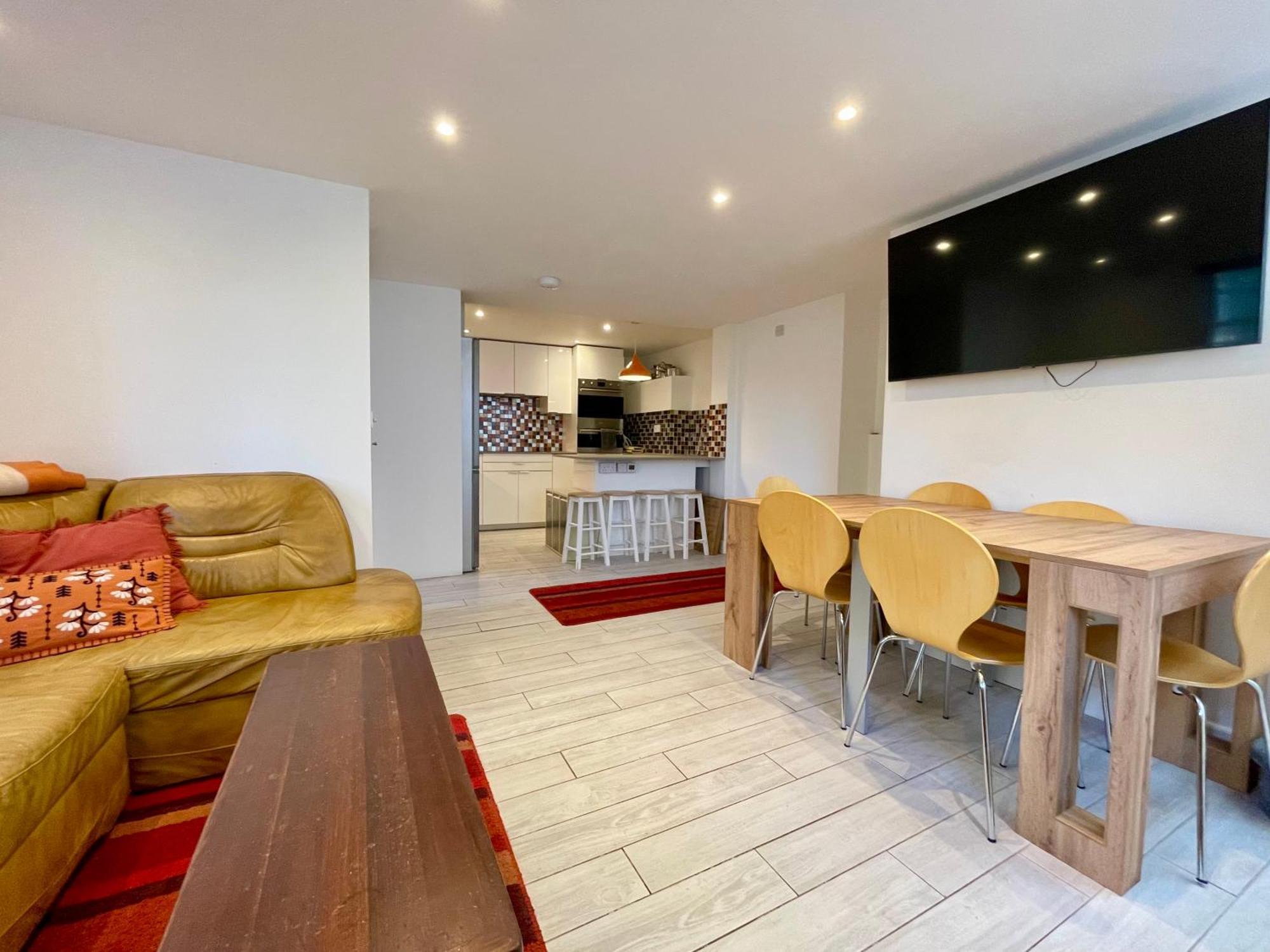 Vernon Place Town Centre, Vernon Cottage 3-Bed With Parking, 1A Vernon Court 2-Bed With Parking, 1B Studio No Parking, Off The High Street Next To Sandford Park Cheltenham Esterno foto
