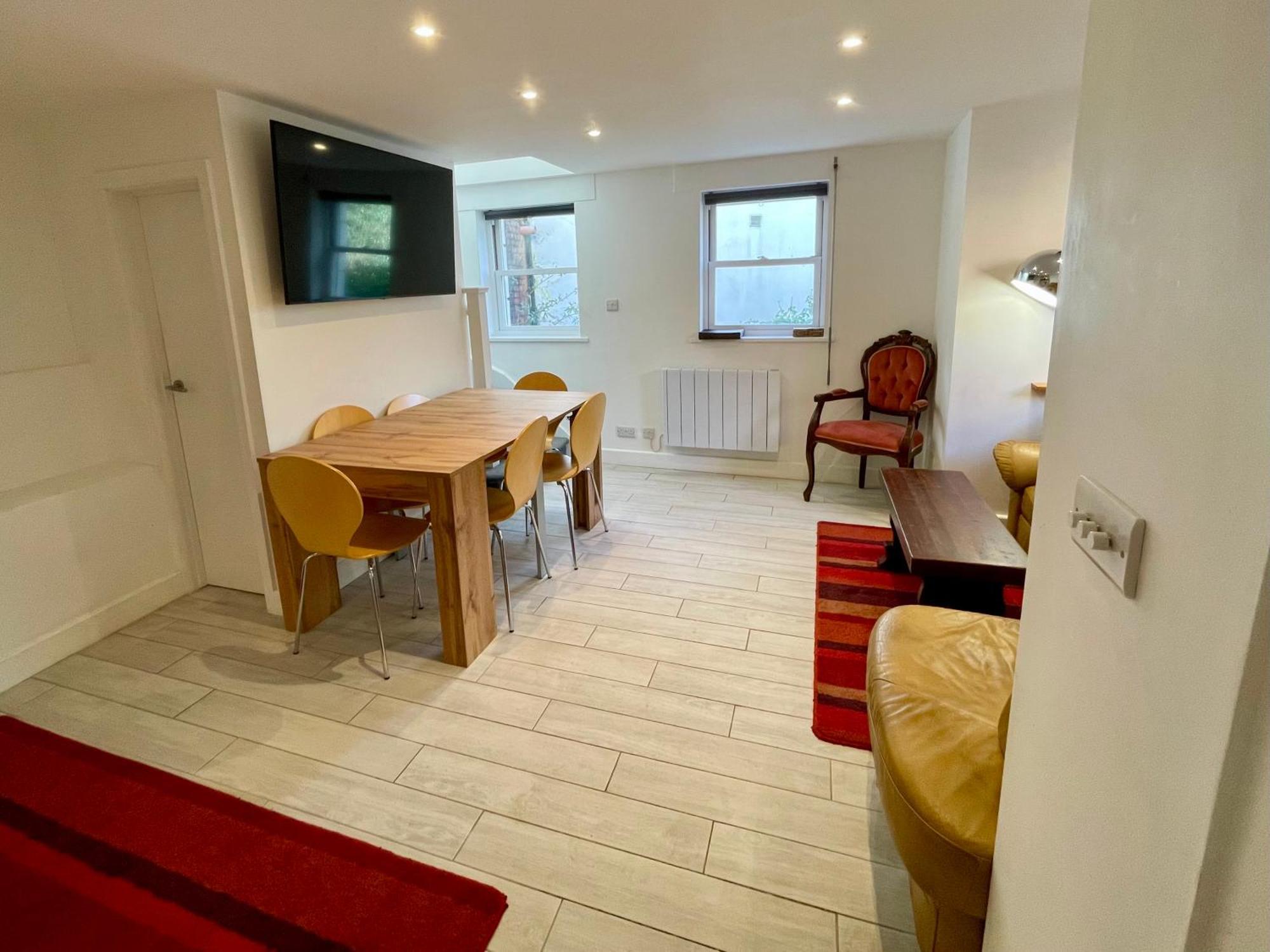 Vernon Place Town Centre, Vernon Cottage 3-Bed With Parking, 1A Vernon Court 2-Bed With Parking, 1B Studio No Parking, Off The High Street Next To Sandford Park Cheltenham Esterno foto